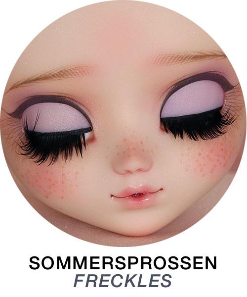 Sommersprossen Details an einem Puppenkopf