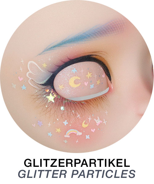 Glitzerpartikel am Auge an einem Puppenkopf