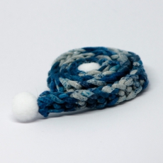Handgestrickter blau gemusterter Schal mit PomPom's