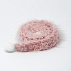 Handgestrickter flauschiger pinker Schal mit PomPoms