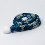 Handgestrickter blau gemusterter Schal mit PomPoms Handgestrickter blau gemusterter Schal mit PomPoms