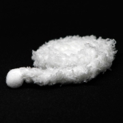 Handgestrickter flauschiger weißer Schal mit PomPoms Handgestrickter flauschiger weißer Schal mit PomPoms