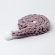 Handgestrickter violetter Schal mit PomPoms Handgestrickter violetter Schal mit PomPoms