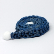 Handgestrickter blauer Schal mit PomPoms