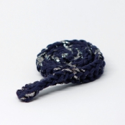 Handgestrickter flauschiger dunkelblauer Schal